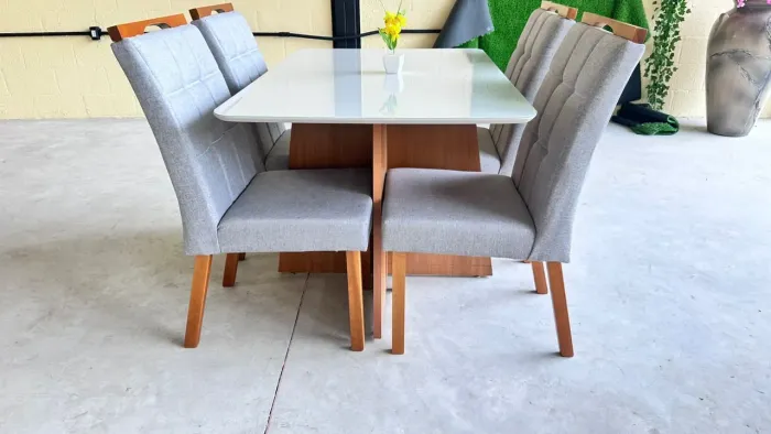 Mesa de jantar com 4 cadeiras