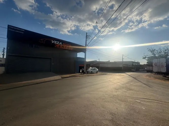 Galpão no Parque Oeste, próximo ao terminal e viaduto, com mezanino e escritorios 