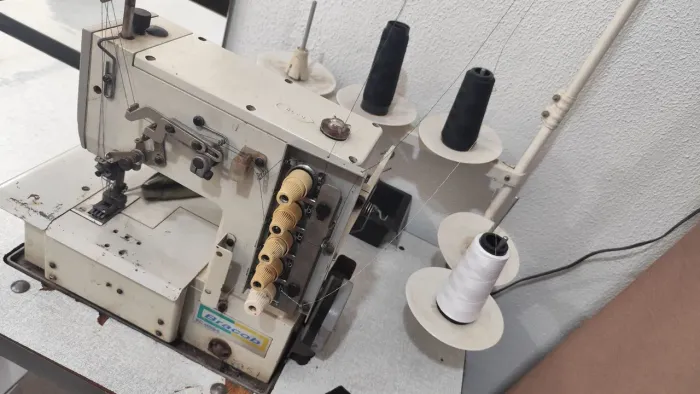 Máquina de costura Galoneira