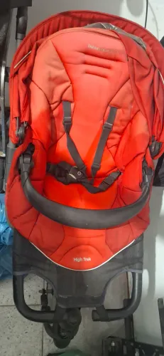 Vendo  carrinho de bebe vermelho ,high três,03 rodas