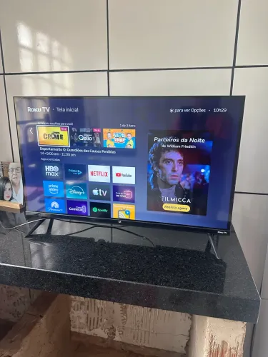 Tv smartv 32 Roku pezinho e controle