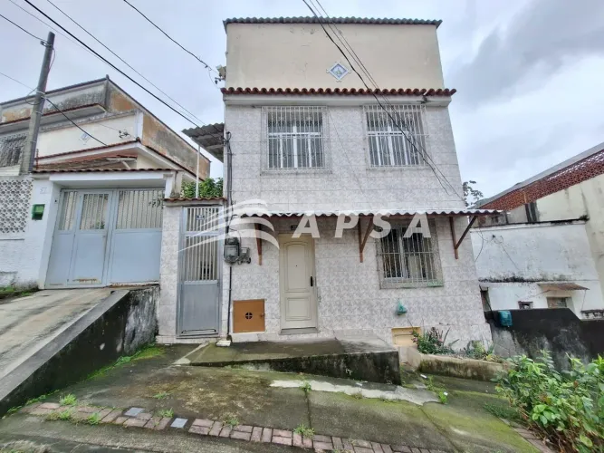 EXCELENTE SOBRADO, SOL MANHÃ COM 90M²! IMÓVEL CONSTA SALA, DOIS QUARTOS, BANHEIRO SOCIAL, 