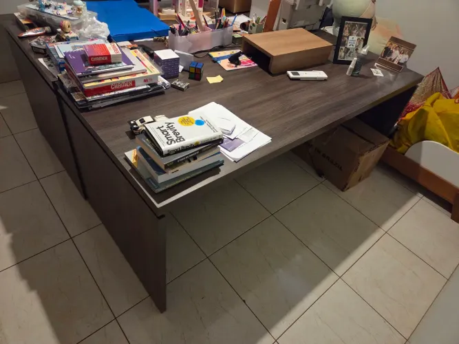 Mesa Madeira Maciça Pouquíssimo Usada 1.80m largura, 80 cm profundidade e 75 cm altura