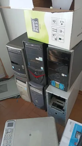 Computador, alguns funcionam outros nao, tudo que tem está nas fotos.