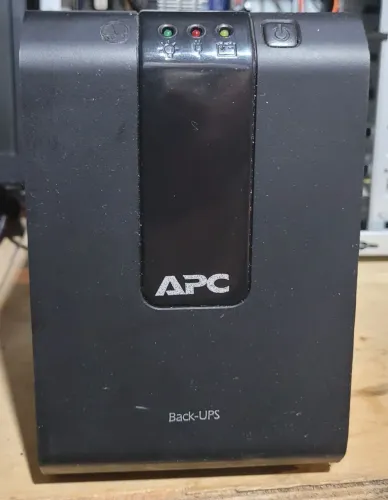 Nobreack APC UPS 700 - Com defeito