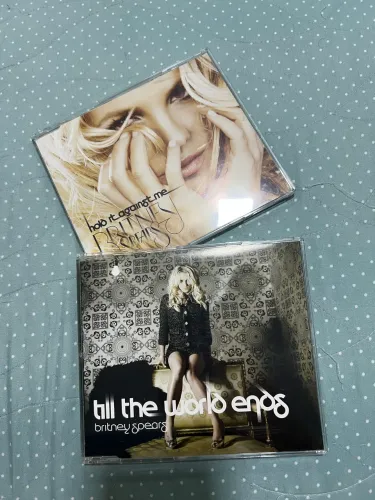 Britney Spears - Single Till The World Ends e Hold It Against me
