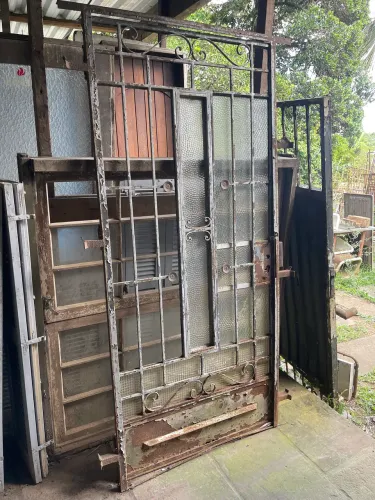 Porta antiga de ferro 