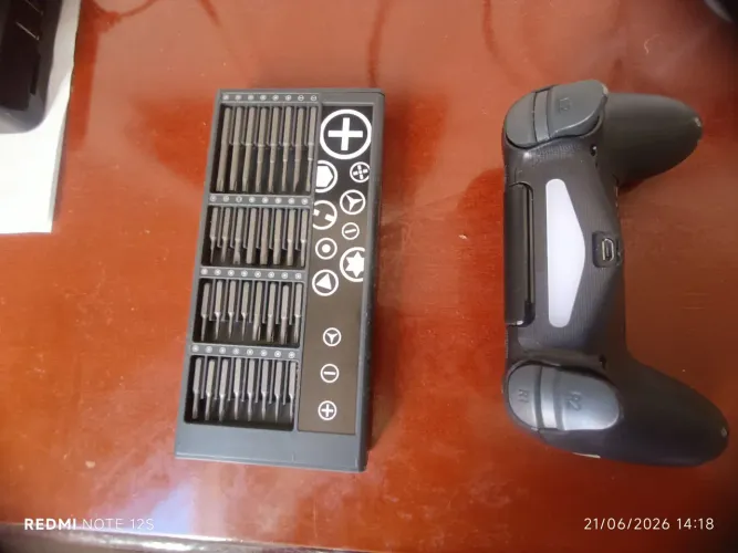 Vendo kit de ferramentas e um controle