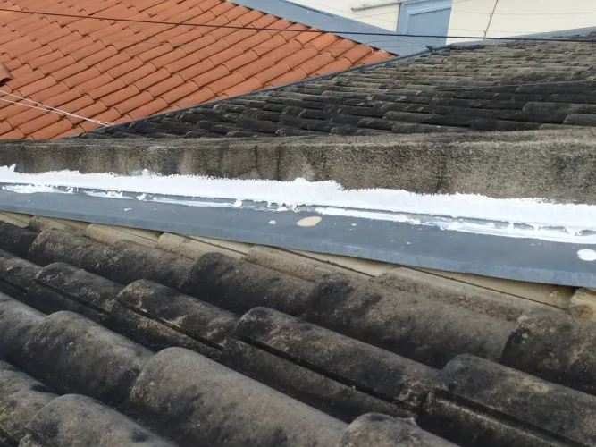 Instalação e manutenção de calhas rufos em geral.