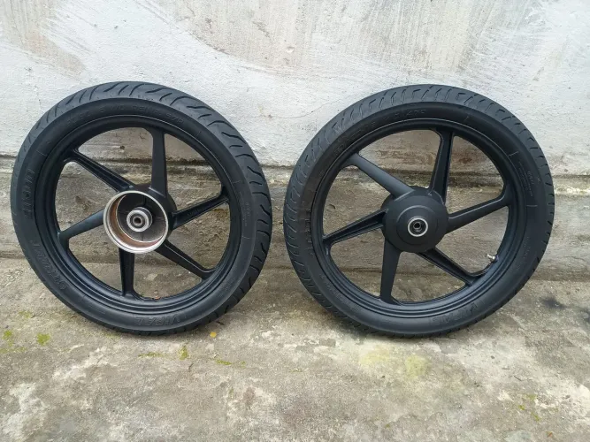 Vendo par de rodas de liga leve com pneus seminovos p/ moto a tambor