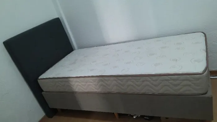 Cama de solteiro completa, com colchão Kappesberg e cabeceira de linho