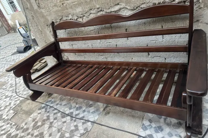 Sofá de madeira  com 2 poltronas 