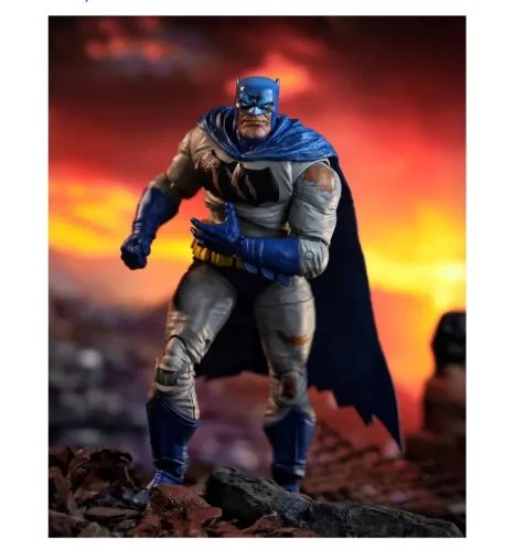 McFarlane Boneco DC Multiverse Batman Battle Damage Blue (O Cavaleiro das Trevas Retorna)