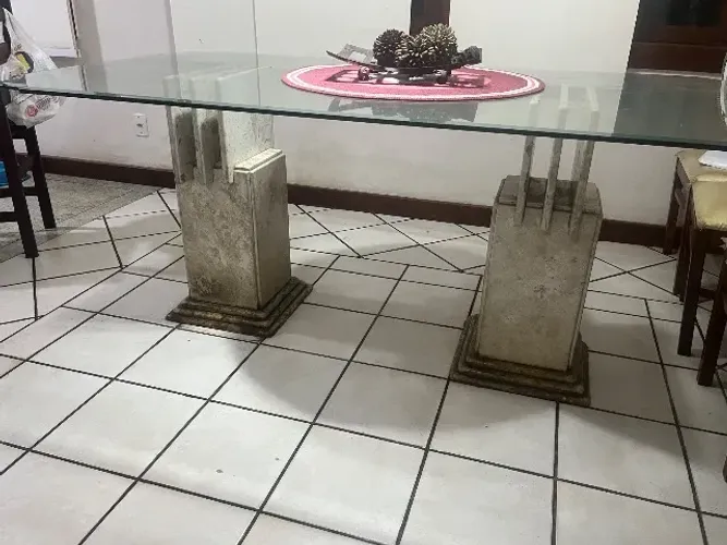 Mesa de jantar- pés de mármore e tampo de vidro
