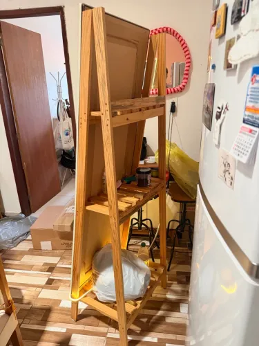 Estrutura para fixar espelho com prateleiras