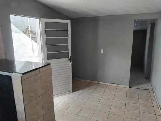 Casa com 2 quartos em casa amarela