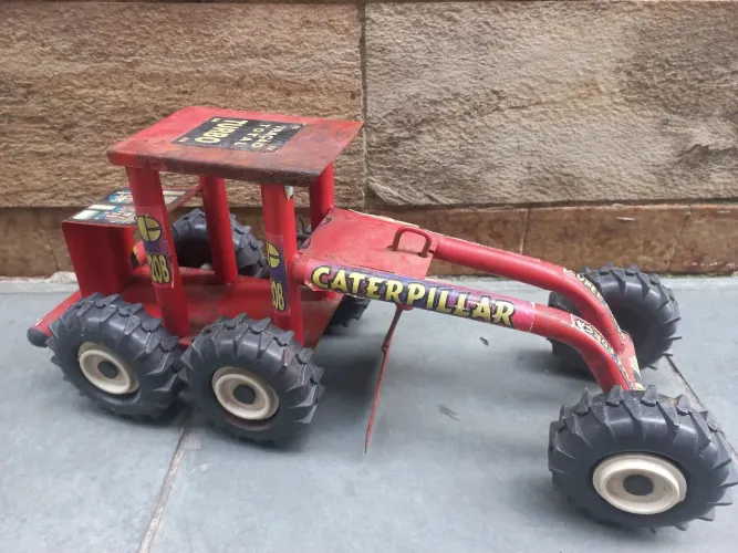 Antigo brinquedo infantil trator  CARTERPILLAR metal P/ colecionadores 