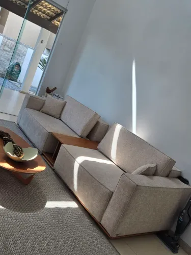 Sofá com pés e mesa ao centro em madeira, loja anjos