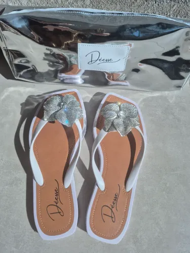 Chinelo com aplique e necesserie/ bolsinha