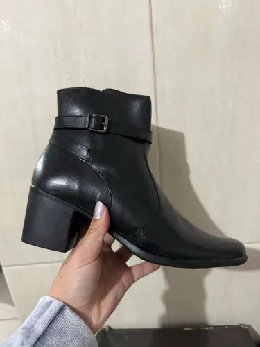 Bota prego de couro salto bloco novo