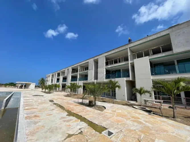 Apartamento com 2 Quartos e Varanda à Venda no Condomínio Milagres Beach