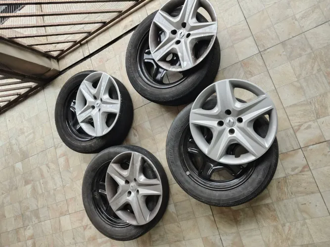 Jogo de rodas aro 16 com pneu 205/55/16 Sandero Stepway