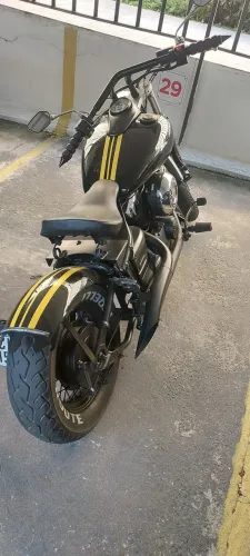Dragstar 650cc All-Black Bobber customizada 2026