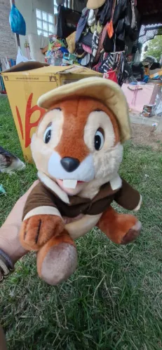Tico (Chip), vestindo sua roupa de detetive do desenho Tico e Teco e os Defensores da Lei