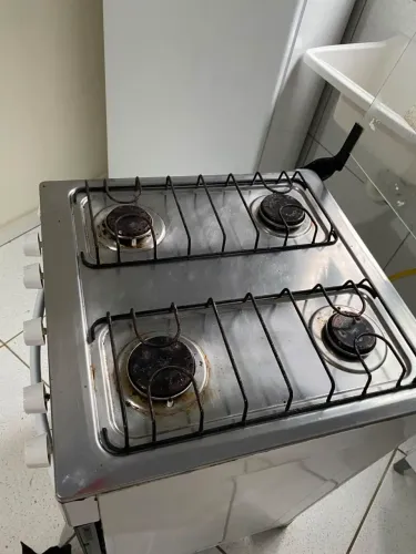 Geladeira, fogão quatro bocas elétrico
