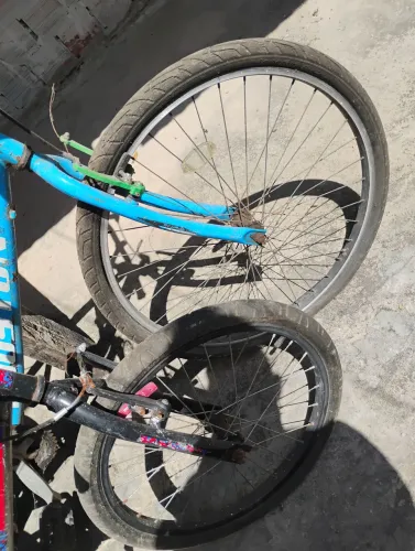 Vendo duas bicicletas, no preço de uma.
