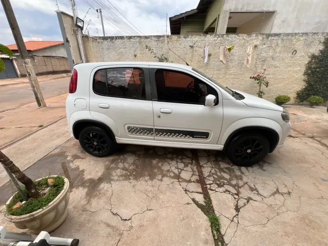 Fiat Uno Sporting 1.4 EVO Fire Flex 8V 4P 2013