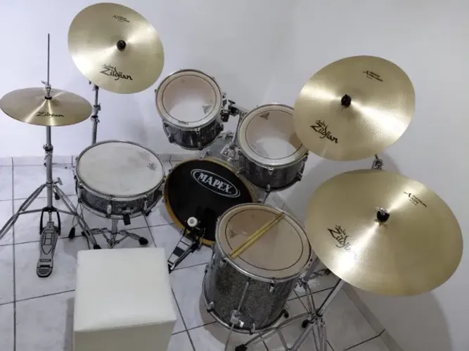 BATERIA ACÚSTICA COMPLETA COM PRATOS E FERRAGENS - MAPEX