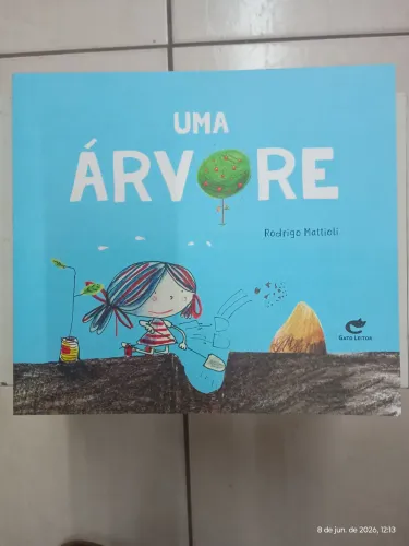 Livro "Uma árvore" de Rodrigo Mattioli