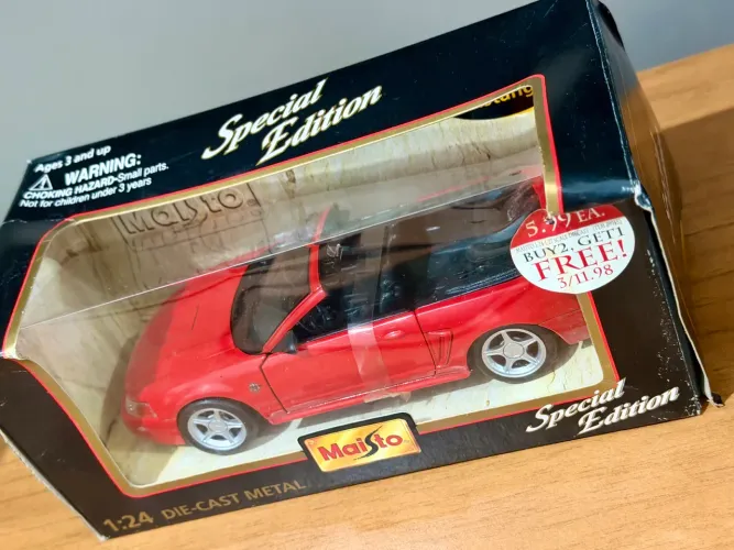Miniatura Ford Mustang GT 1999 Convertible Maisto 1:24