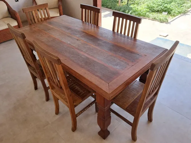 Mesa com 1 gaveta e 6 cadeiras de madeira demolição
