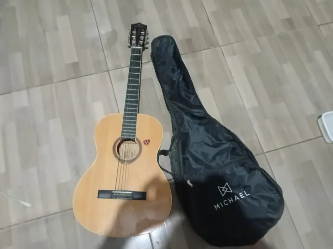 Vendo violão da marca Michael com capa usado em ótimas condições.