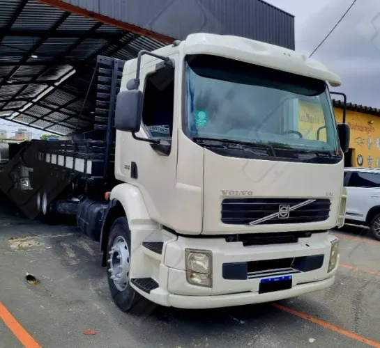 Volvo VM 260 6x2R - 2010 (Carroceria c/ 8 Metros)