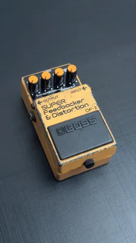 Pedal Boss DF-2 Super Feedbacker e Distortion para guitarra e baixo