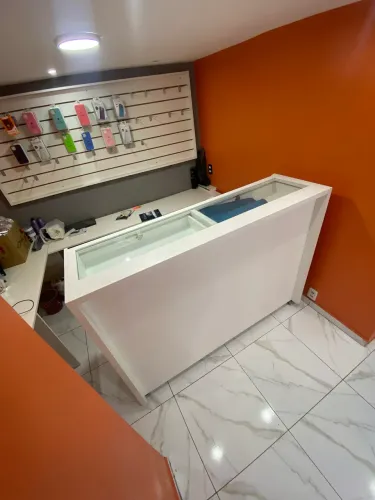 Balcão completo + painel canaletado e mesa em L