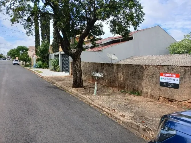 Vende-se terreno alto padrão de 390m² com casa para demol. bairro Araxá próx a Av. Maringá