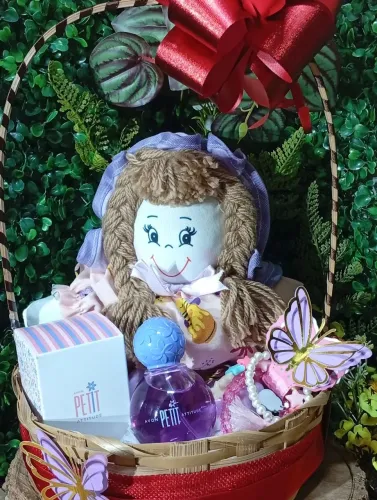 Cesta Presente com colônia Bonequinha de Pano