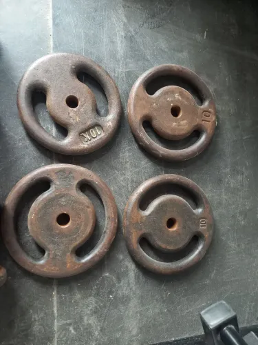 4 anilhas de 10kg, mais 4 anilhas de 3kg, mais duas barras de halteres 350,00