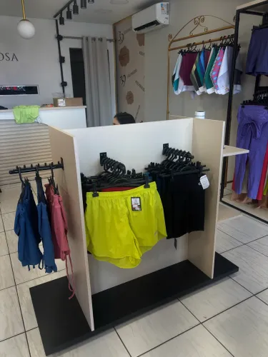 Expositor para roupas