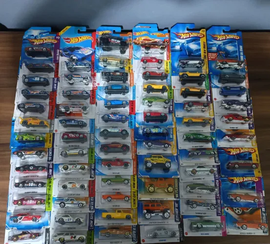 Lote com 70 Hotwheels OPORTUNIDADE