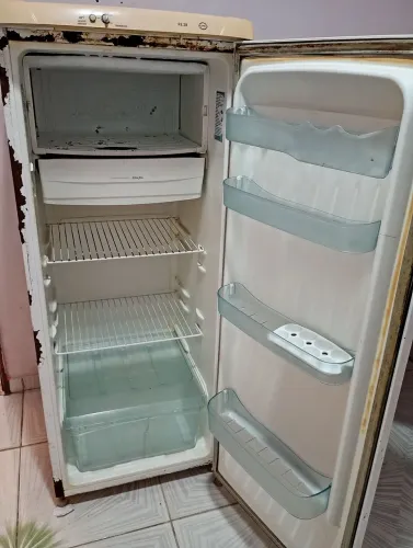 Geladeira com defeito, para retirada de peças
