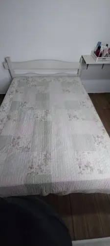 Cama de madeira com colchão
