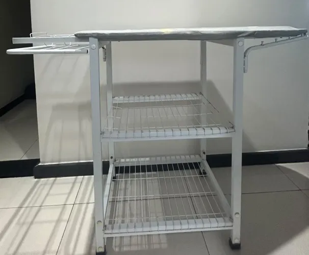 Mesa de passar roupa com suporte e prateleiras