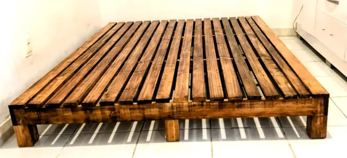 Cama de casal baixa estilo oriental em madeira 
