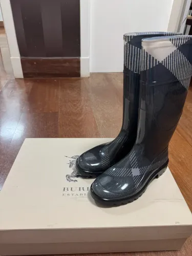 bota burberry original nova (nunca usada)