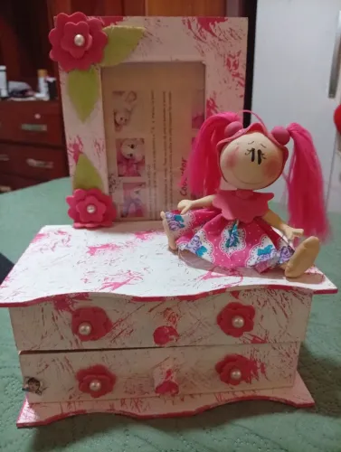 de MDF, decorada com uma bonequinha de biscuit.